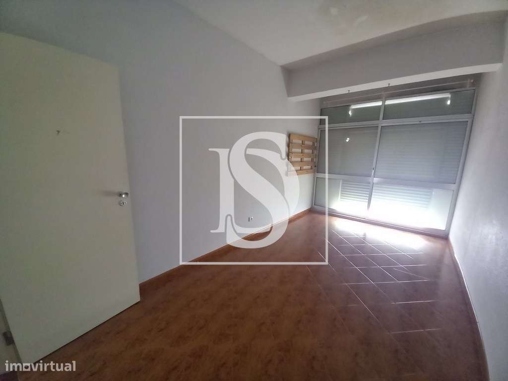Apartamento T2 Remodelado no Coração do Montijo-15