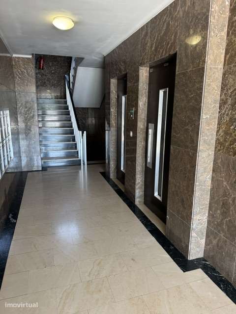 Apartamento T5 na Rua do Campo Alegre-5