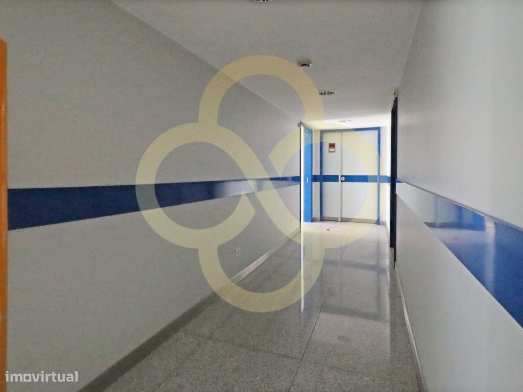 Loja na Reboleira em frente a estação CP com 2 pisos Amadora - Grande imagem: 5/21