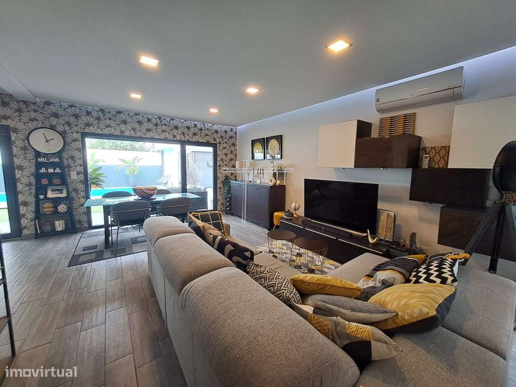 Moradia geminada T4, arquitetura contemporânea com garagem e piscin... - Grande imagem: 4/42