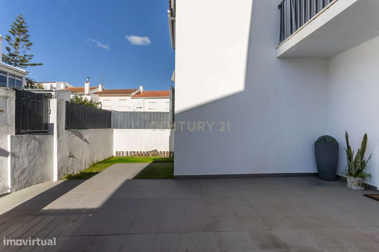 Moradia em banda T3 no Alto do Moinho-3