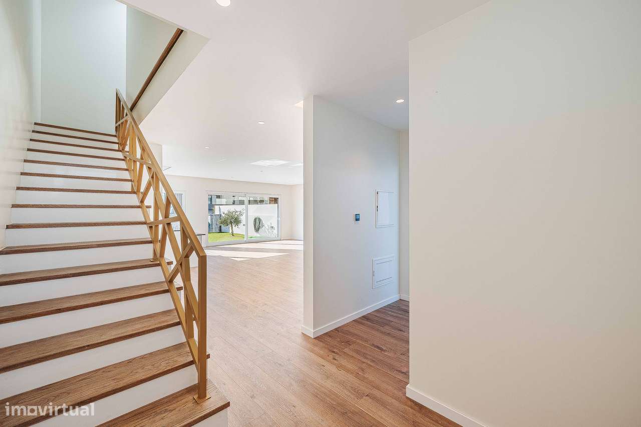 Elegante moradia T4 de arquitetura contemporânea em Albarraque-28