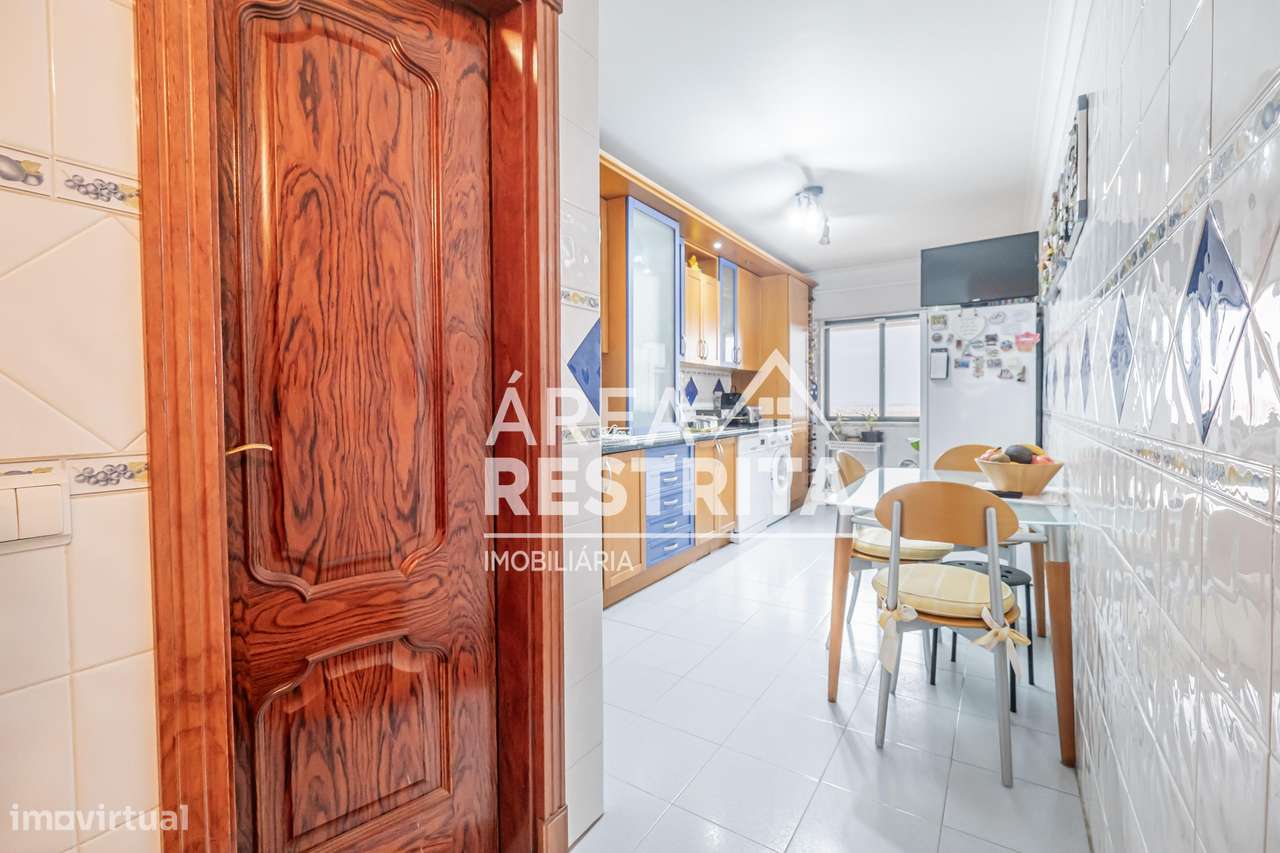 Apartamento T3 com parqueamento e elevador nos Fidalguinhos, Barreiro-11