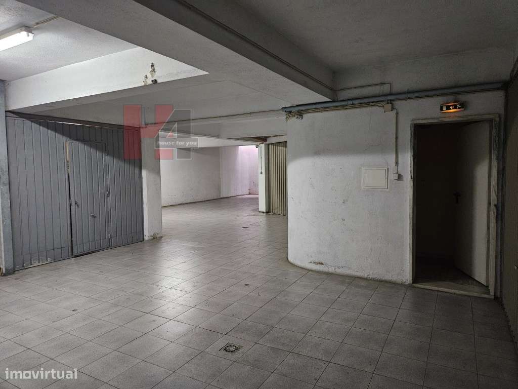 T2 com box e ótima localização na Amadora-27