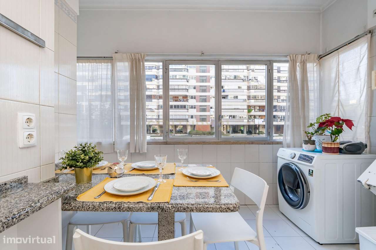 T4 em Miraflores com Parqueamento, Elevador e Arrecadação - Grande imagem: 5/48