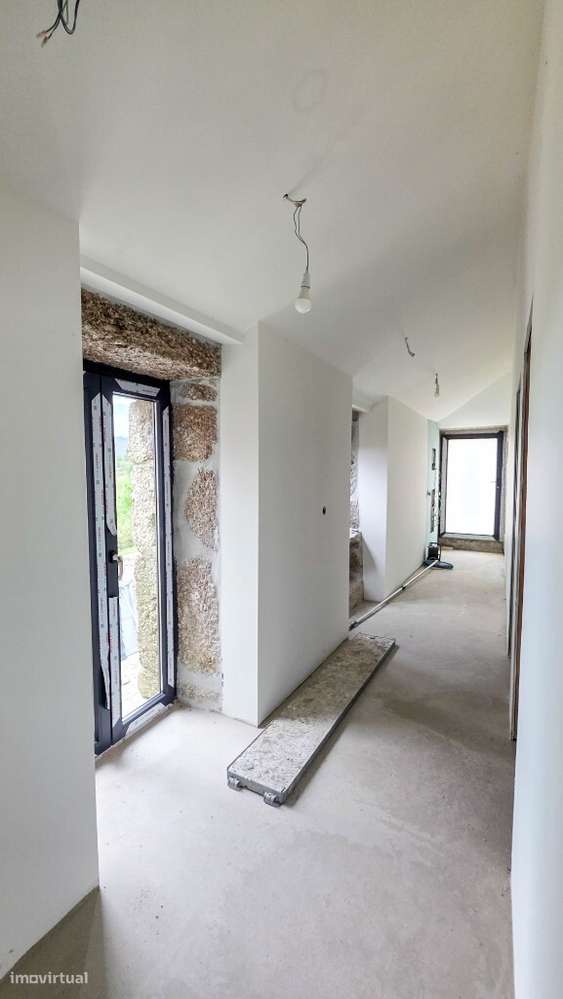 Moradia Ind. V4 p/ concluir c/ piscina - Pinheiro-17