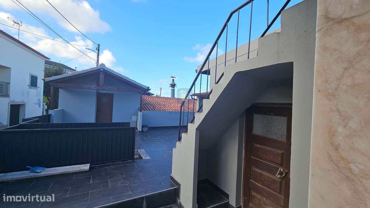 Edifício para Habitação e Comércio - Moradia T3 Renovada c/ Terraço e-24