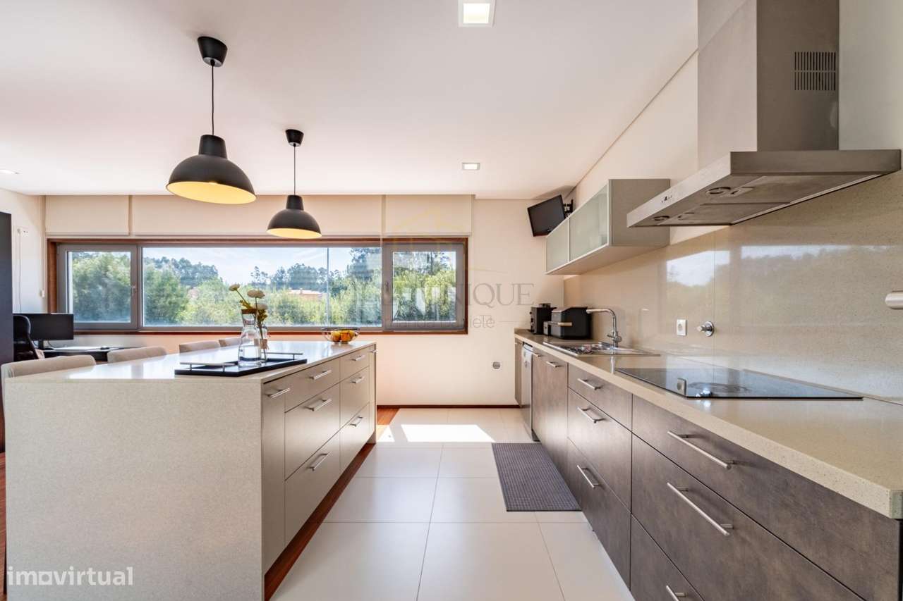 Moradia Geminada T3 com Suite, Jardim de Inverno, Garagem Fechada...-9