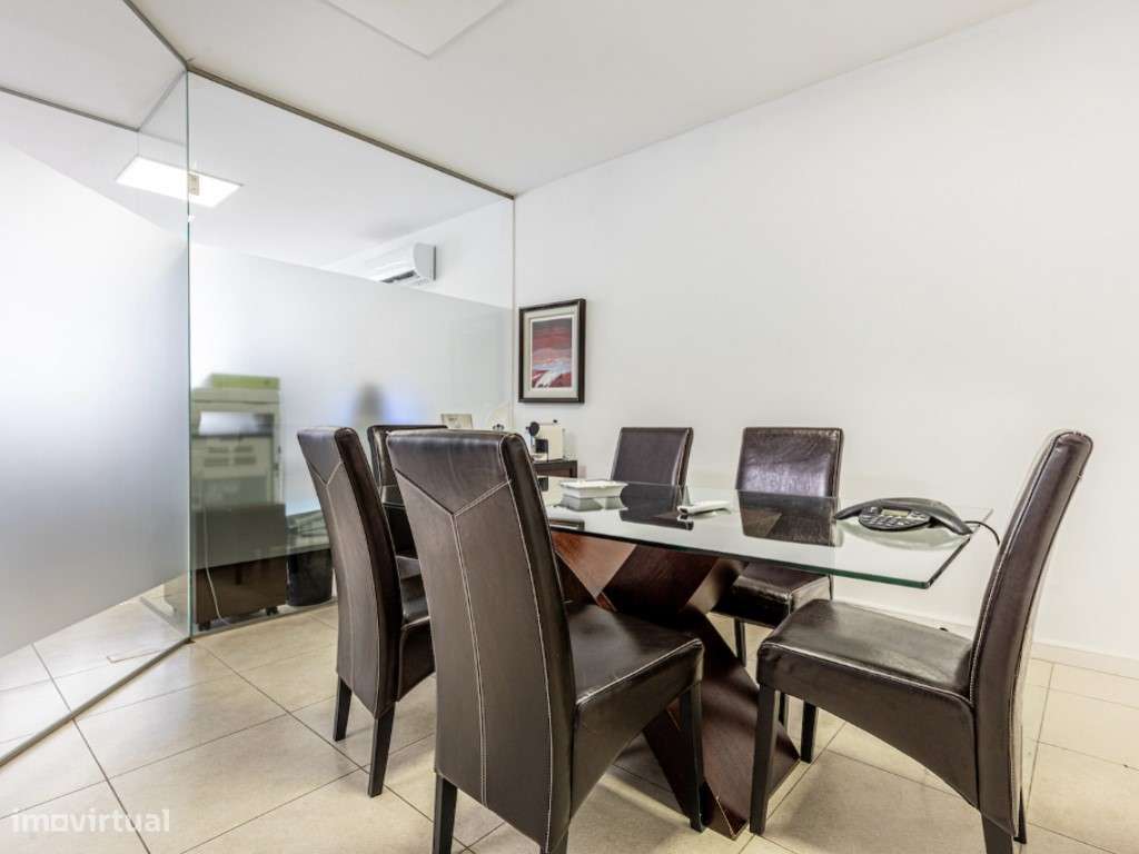 Armazém com Escritórios e Estacionamento - Excelente Oportunidade d... - Grande imagem: 4/31