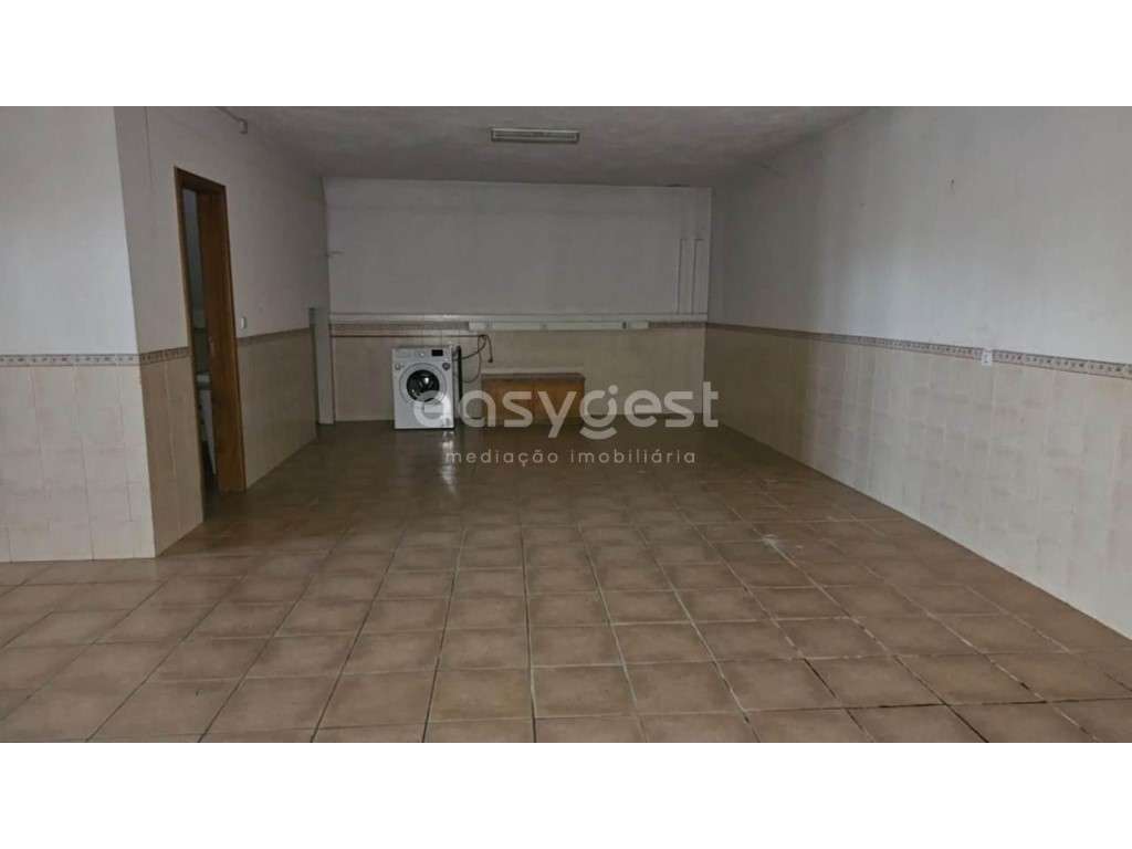 Moradia T4 em banda na Urbanização Quinta do Rei com logradouro - Grande imagem: 5/28