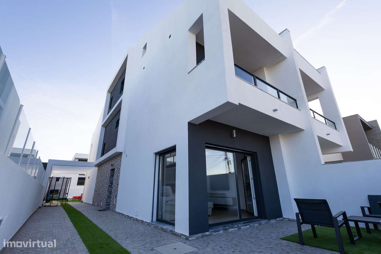 Moradia T4 com Piscina em Fernão Ferro –Totalmente Mobilada e Equipada - Grande imagem: 2/33