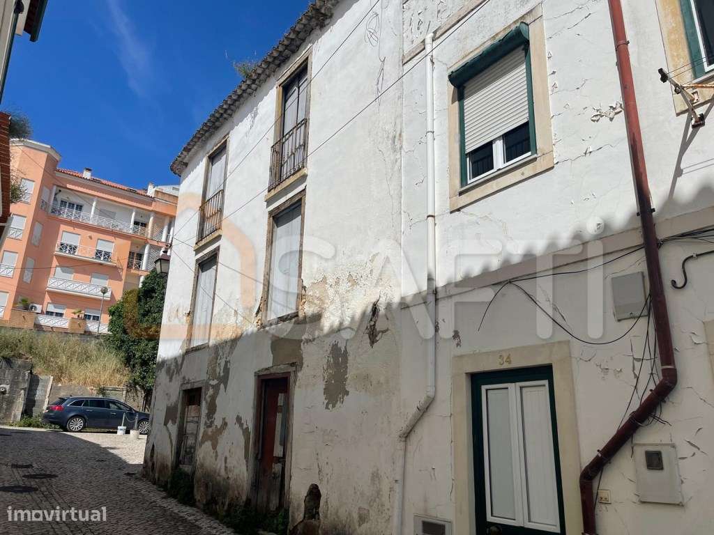 Prédio para recuperar no centro de Torres Novas - Grande imagem: 4/15