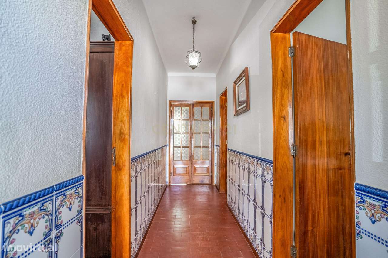 Moradia Bifamiliar com 2 Armazéns de Grande Dimensão-11