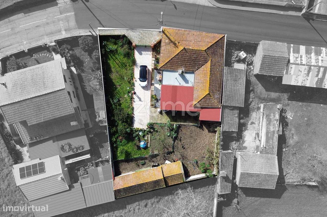 Moradia com terreno e anexos-4