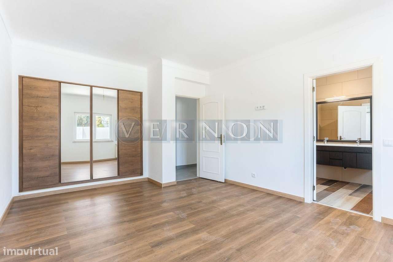 Moradia Renovada T4 com Vista Rio Arade, Piscina e 2.450 m² de Terreno-3