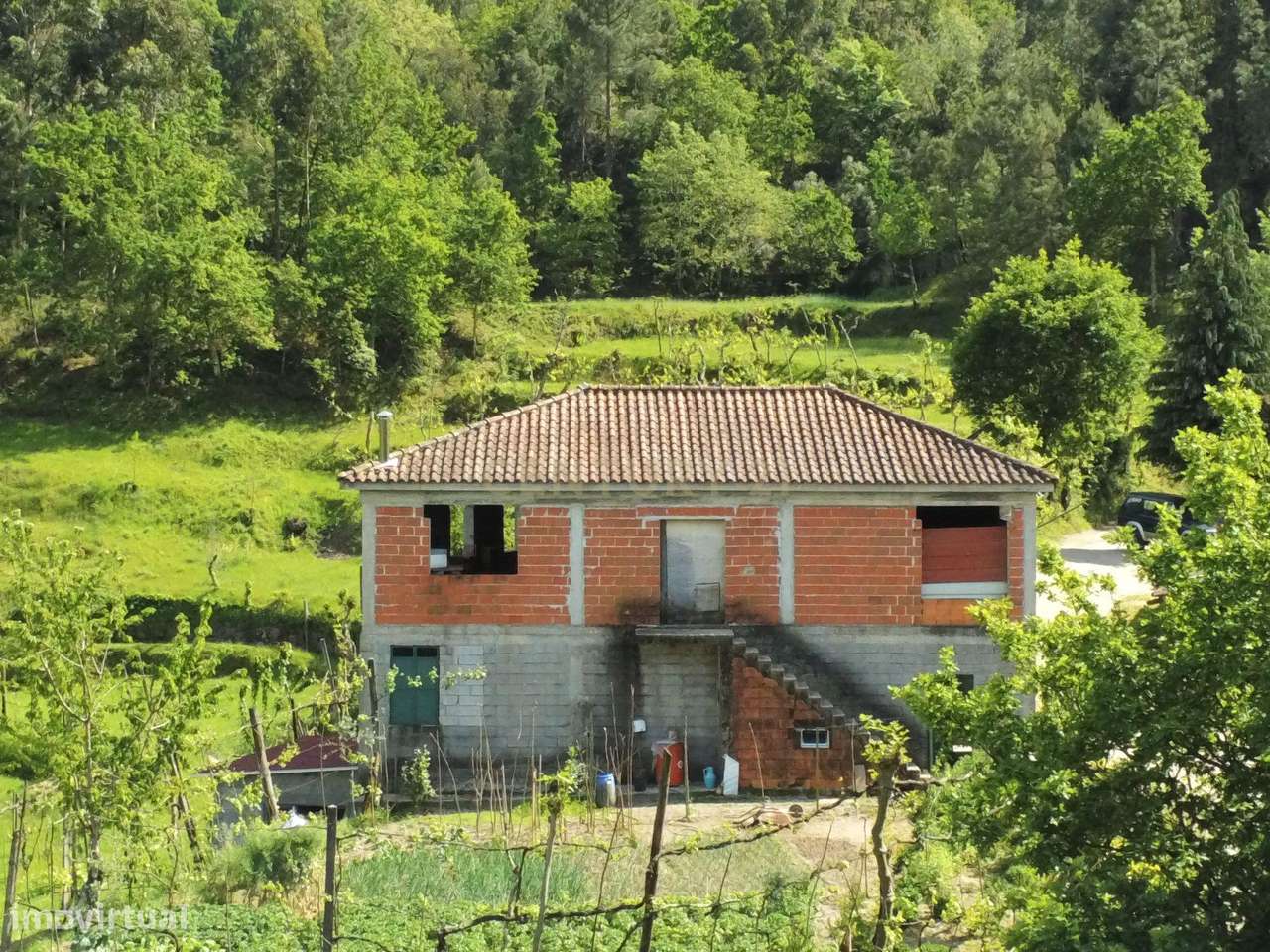 Quintinha na zona do Gerês com casa em estrutura e 6.400m2 terreno - Grande imagem: 2/21