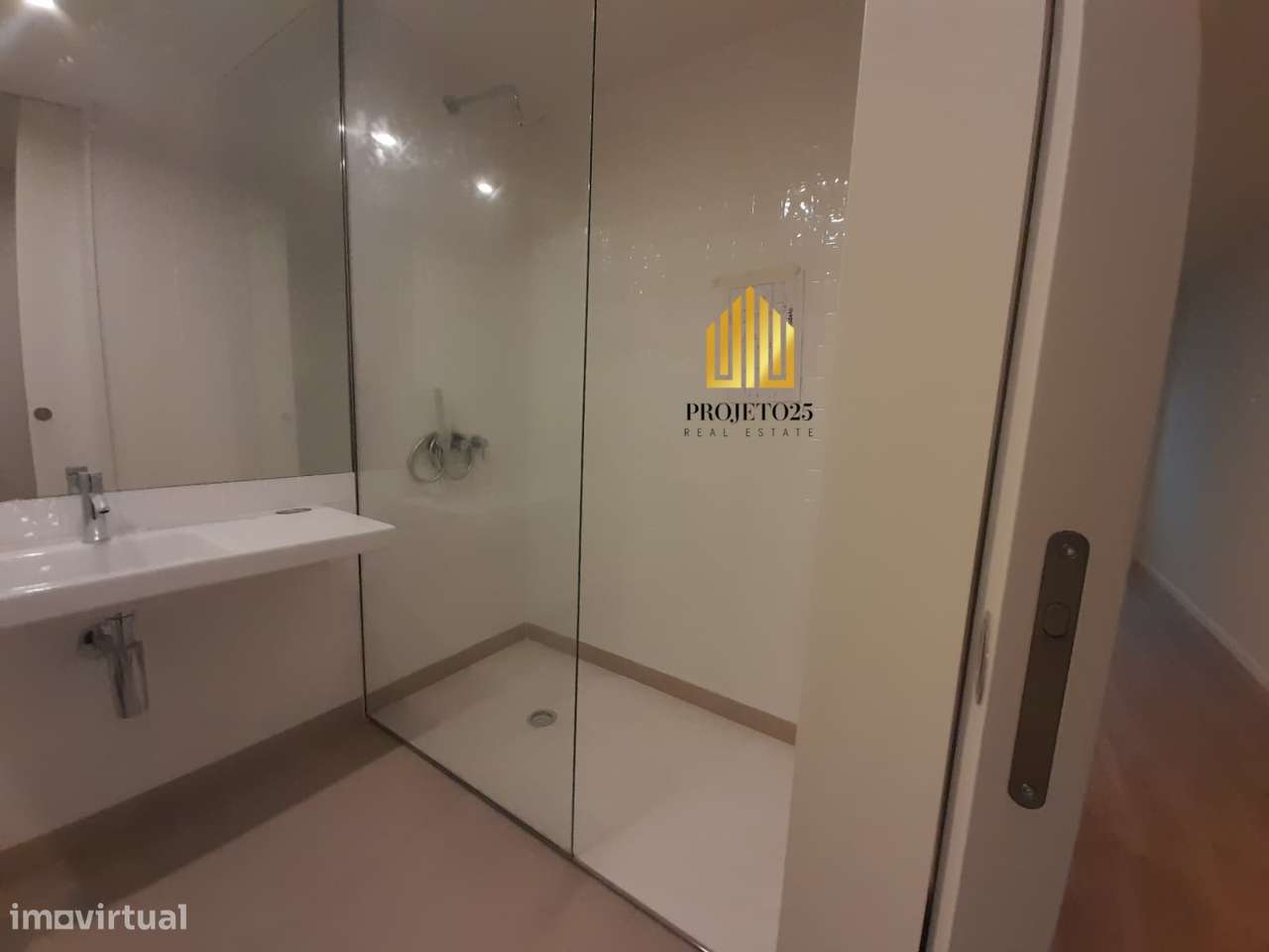 T1 NOVO em Condº Fechado, Jardim privativo, zona Faria de Guimarães.-26