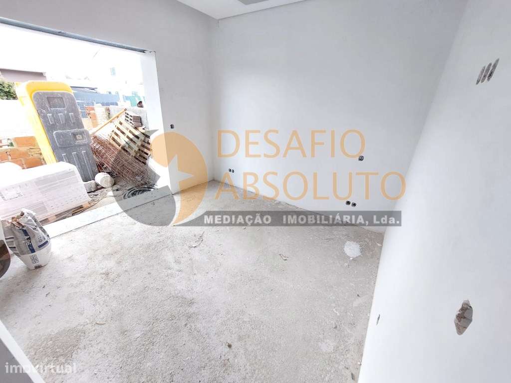 Moradia Geminada Duplex T3. Redondos, Fernão Ferro-9