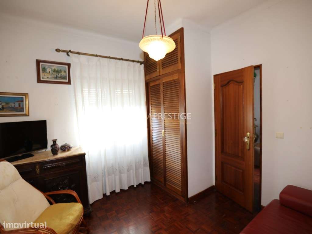 Moradia no Centro de Mafra com 2 Pisos e 2 Garagens.-13