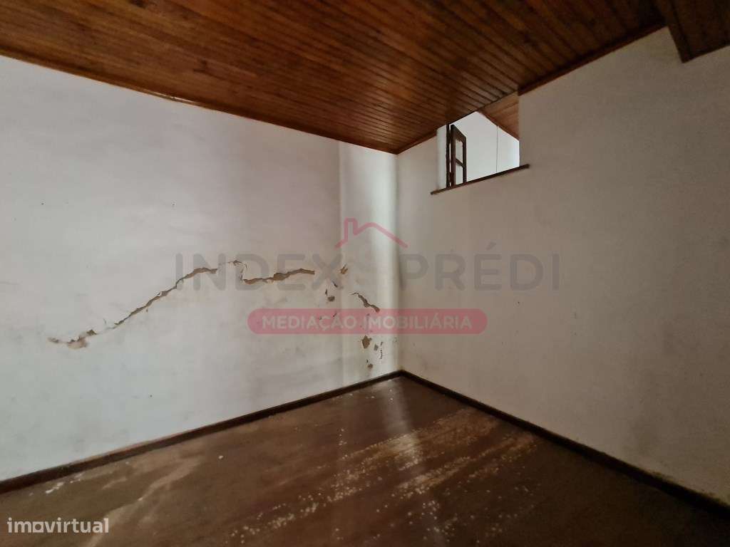 Moradia T3 com 2 pisos, Lojas, para reabilitar - Miranda do Corvo. - Grande imagem: 5/20