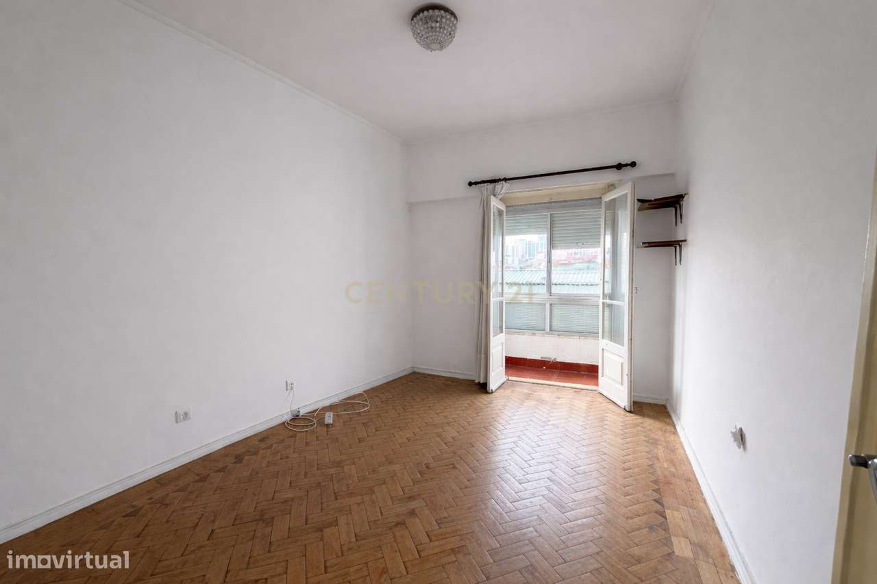 Apartamento T2 com Marquise e Excelente Potencial | Damaia de Cima – A-18