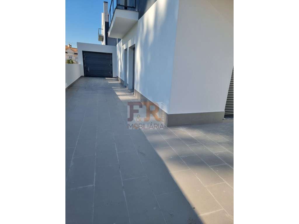 Moradia Geminada T3 com garagem e Terraço Quinta do Conde Sesimbra-16