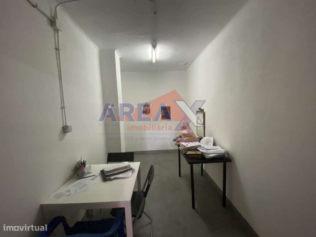 Espaço para arrendamento, com montra para a via publica. Boa locali... - Grande imagem: 3/7