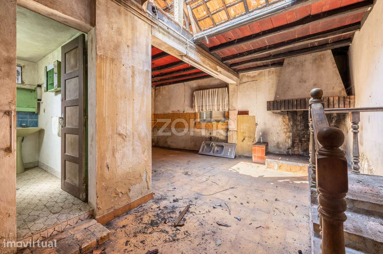 Moradia T2 || Para Reconstrução || Lote com 1.075m2-15