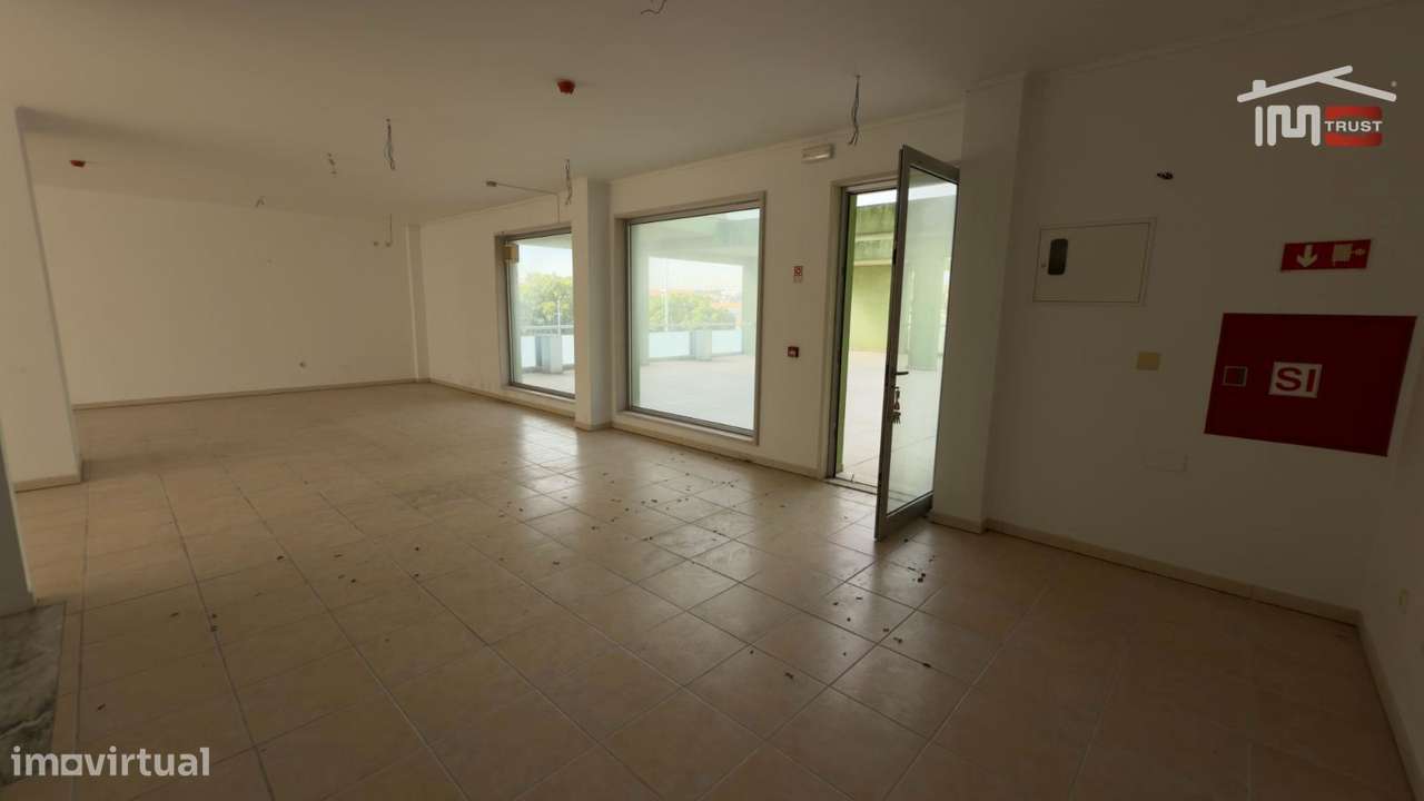 Loja 160m2 Camarate - Espaço Disponível a todas as Actividades Come...-19