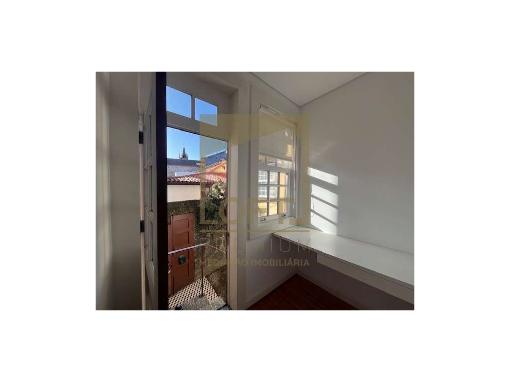 Apartamento T1+1 c/ Pátio no Centro Histórico de Guimarães - Grande imagem: 4/22