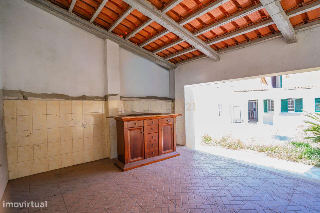 Propriedade composta por prédio, moradia e terreno em Salir do Porto-26