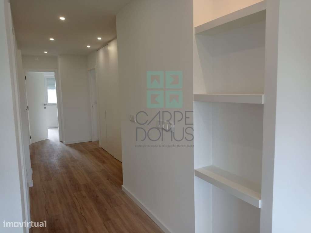 Apartamento T3, totalmente renovado, c/ varandas, na Avenida do Uru...-10