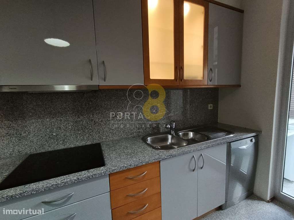 Apartamento T2 com varanda, lugar de garagem e arrumo, no Campo Alegre - Grande imagem: 3/21