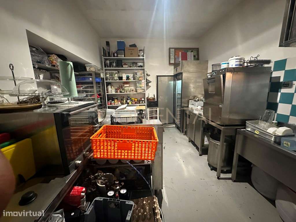 Espaço Comercial com Potencial de Conversão no Centro de Lisboa-8
