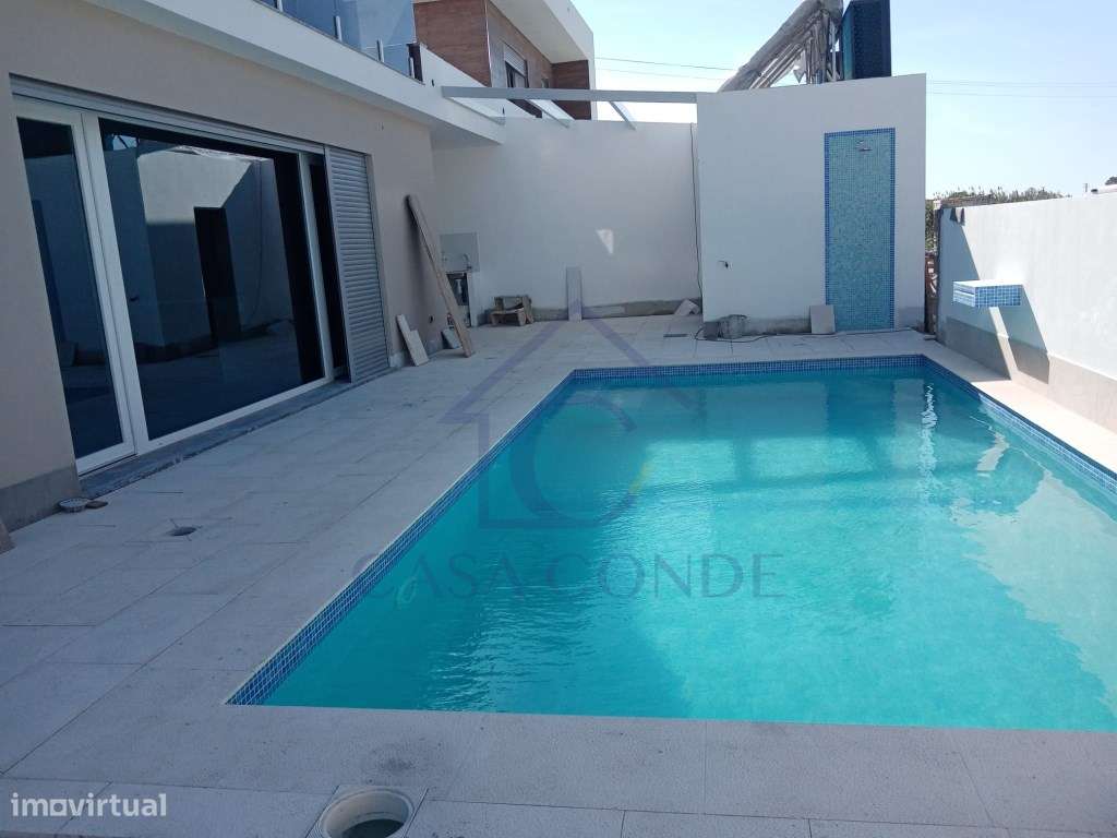 Moradia T4 Duplex com piscina, 180 m², acabamentos de luxo-0