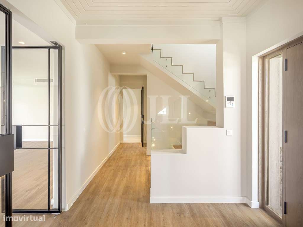 Moradia T5+2 com piscina no Estoril-9