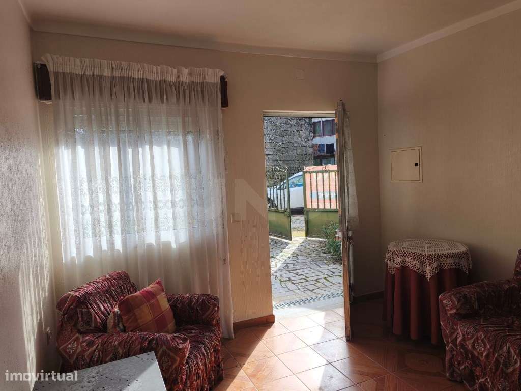 Moradia acolhedora, em aldeia tranquila e pronta a habitar-6