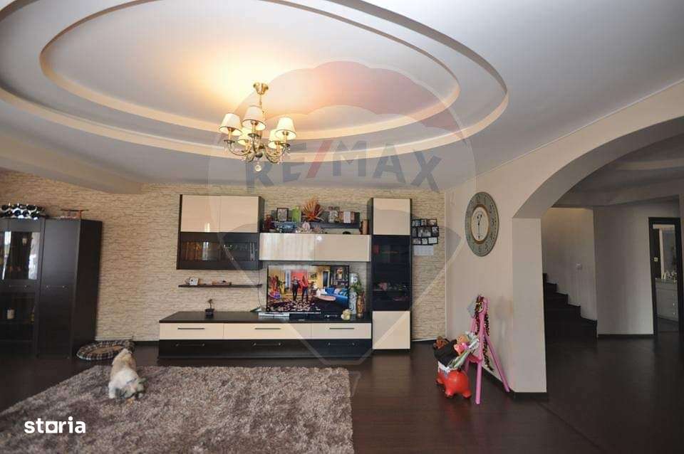 Vilă de închiriat in SANPETRU - zonă liniștită, curte mare - Imagine principală: 4/9