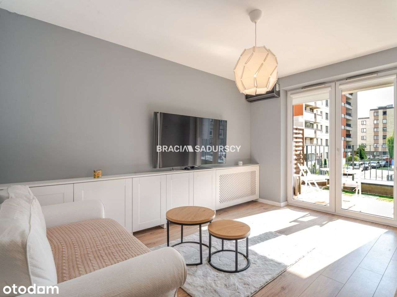 Komfortowo urządzone mieszkanie (taras i parking)-1