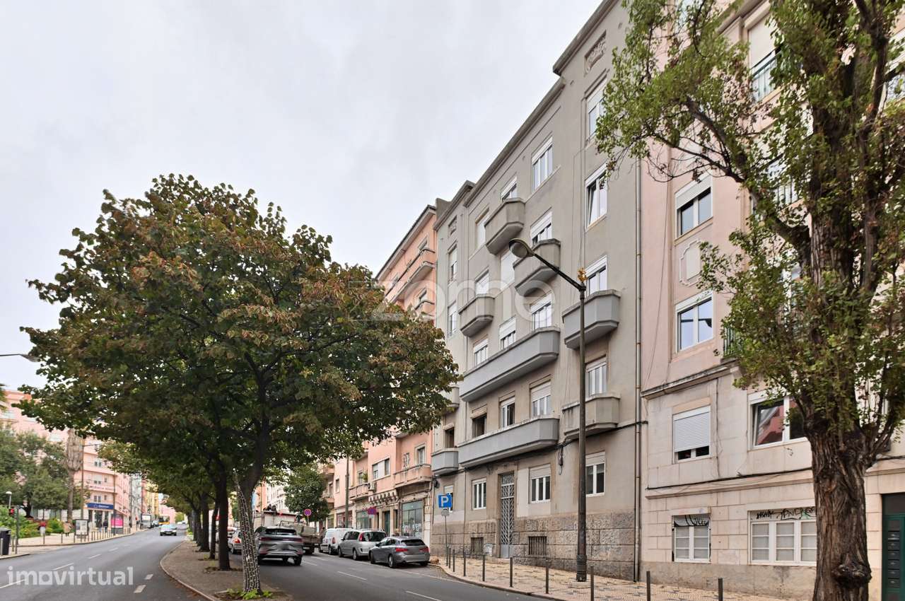 Apartamento T2+1 Renovado na Avenida Almirante Reis-23