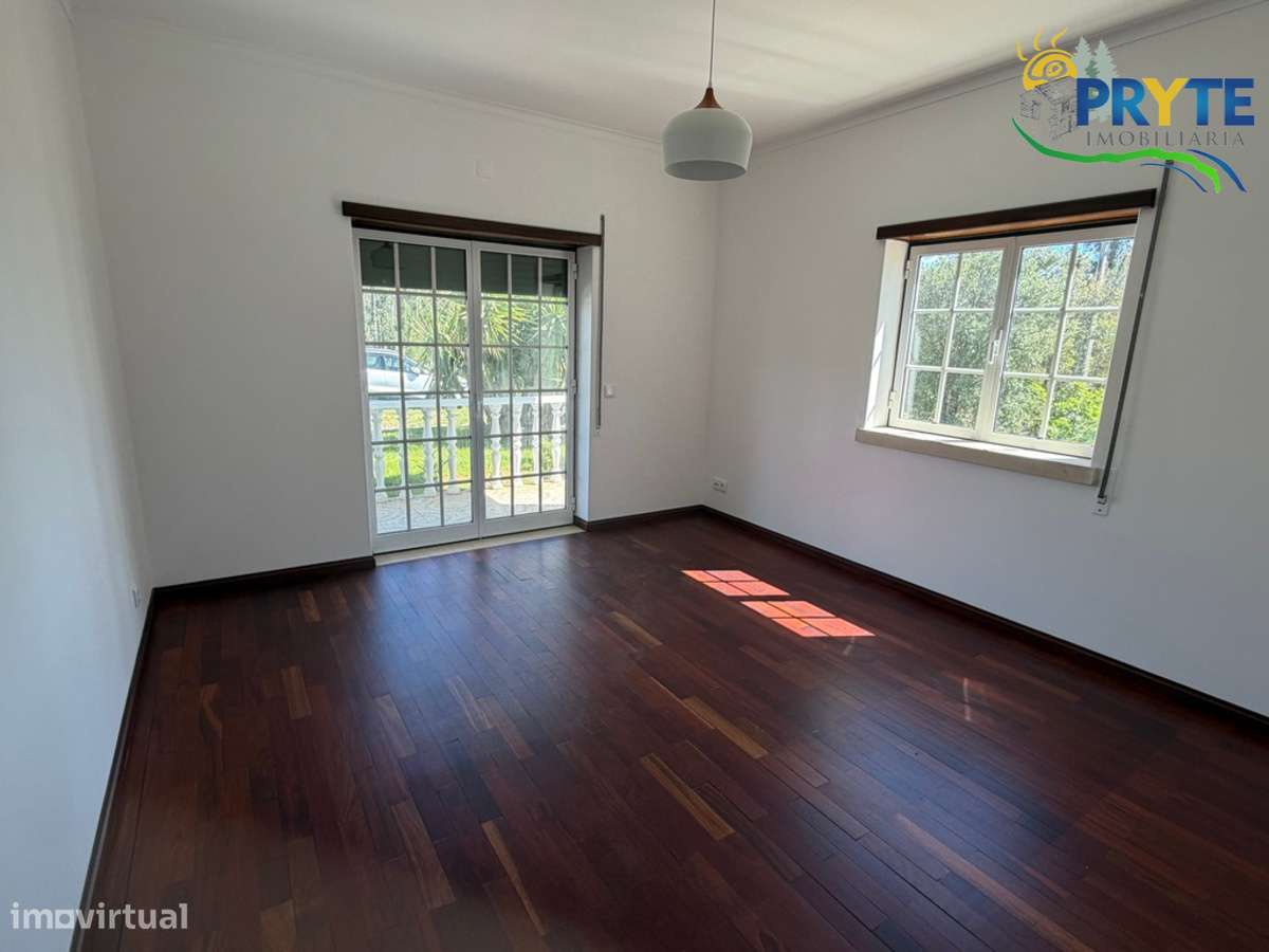 Moradia em Excelentes Condições com Amplo Terreno - Oportunidade Única-25