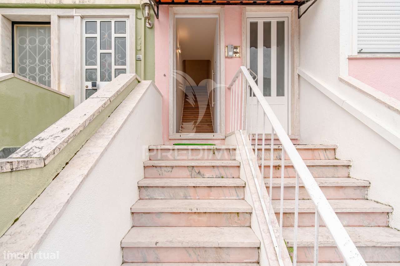 Moradia T4 com Sótão e Garagem | Mina de Água – Amadora - Grande imagem: 2/40