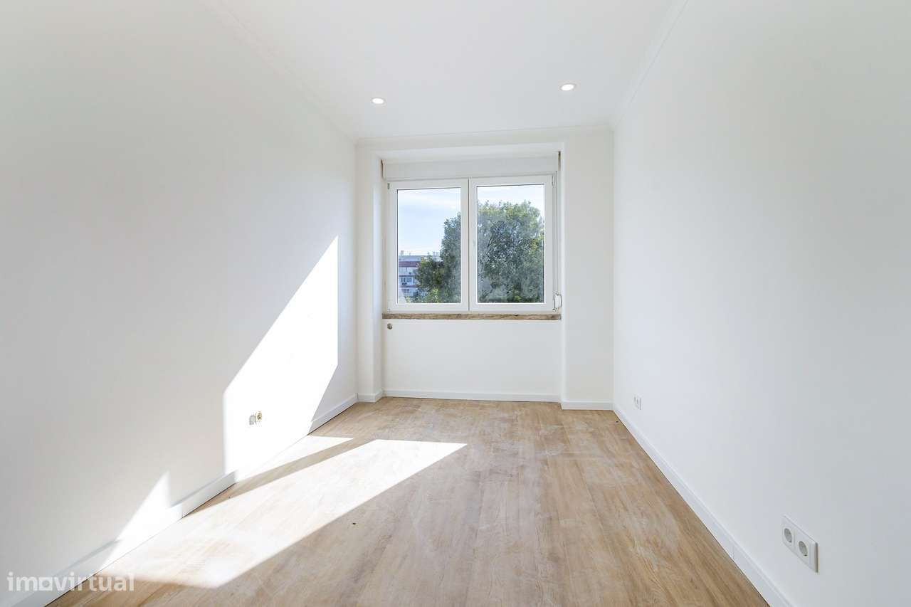 T2 a Estrear junto ao parque central da Amadora | Design moderno-7