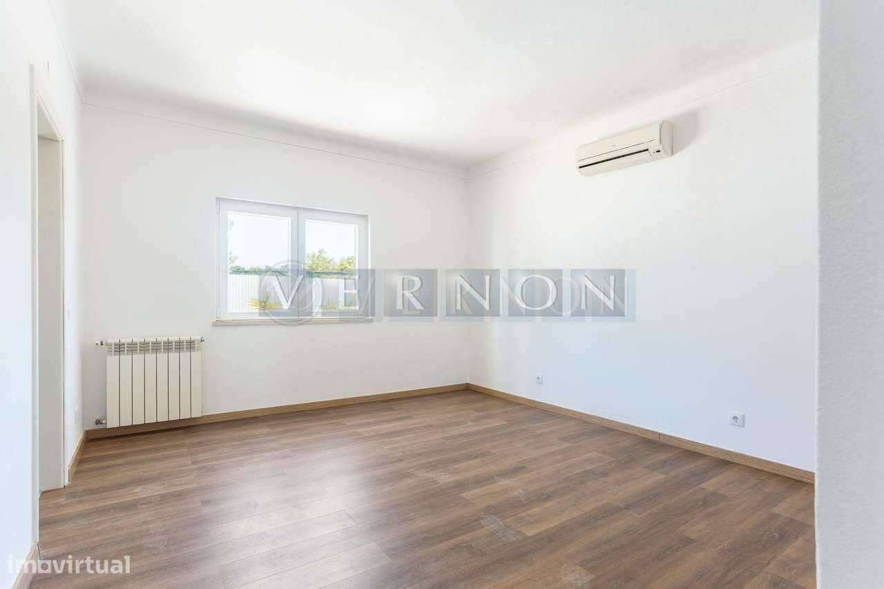 Moradia Renovada T4 com Vista Rio Arade, Piscina e 2.450 m² de Terreno-21
