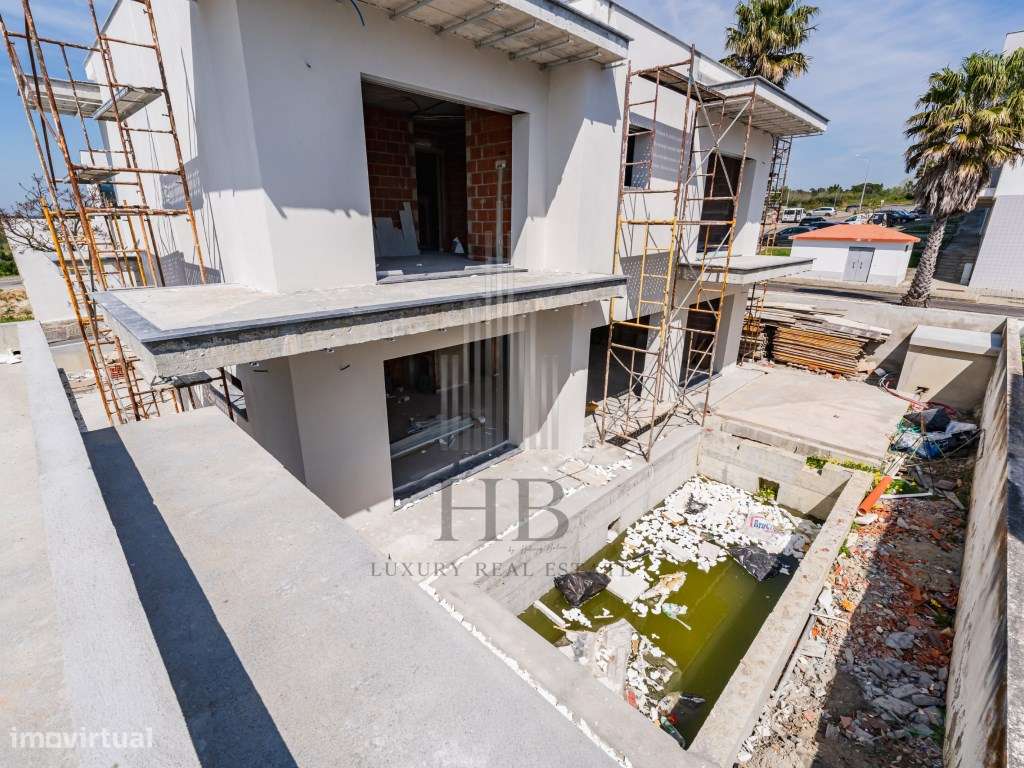 Moradia T4 de Luxo com Piscina Privativa e Jardim | Mafra-38