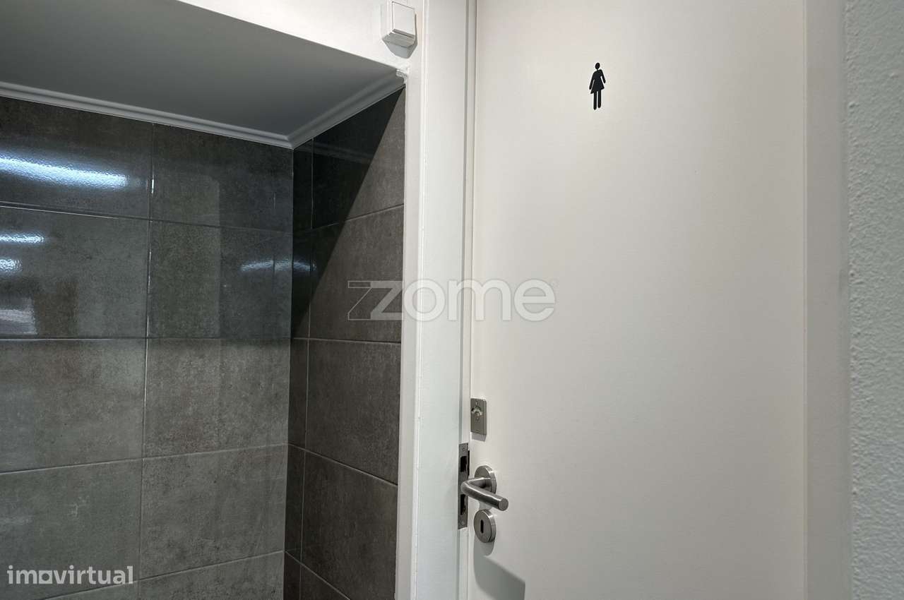 Loja com 2 espaços (R/C + Cave), em Carcavelos-11