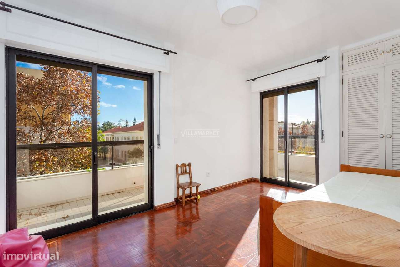 Apartamento T3 inserido no 2º andar de edifício com elevador situado n-9