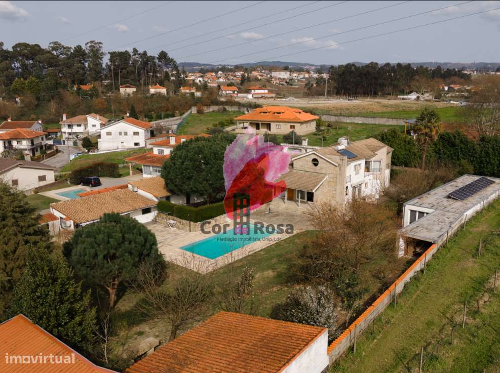 Casa Independente T4 + 2 com Piscina em Localização Privilegiada-22