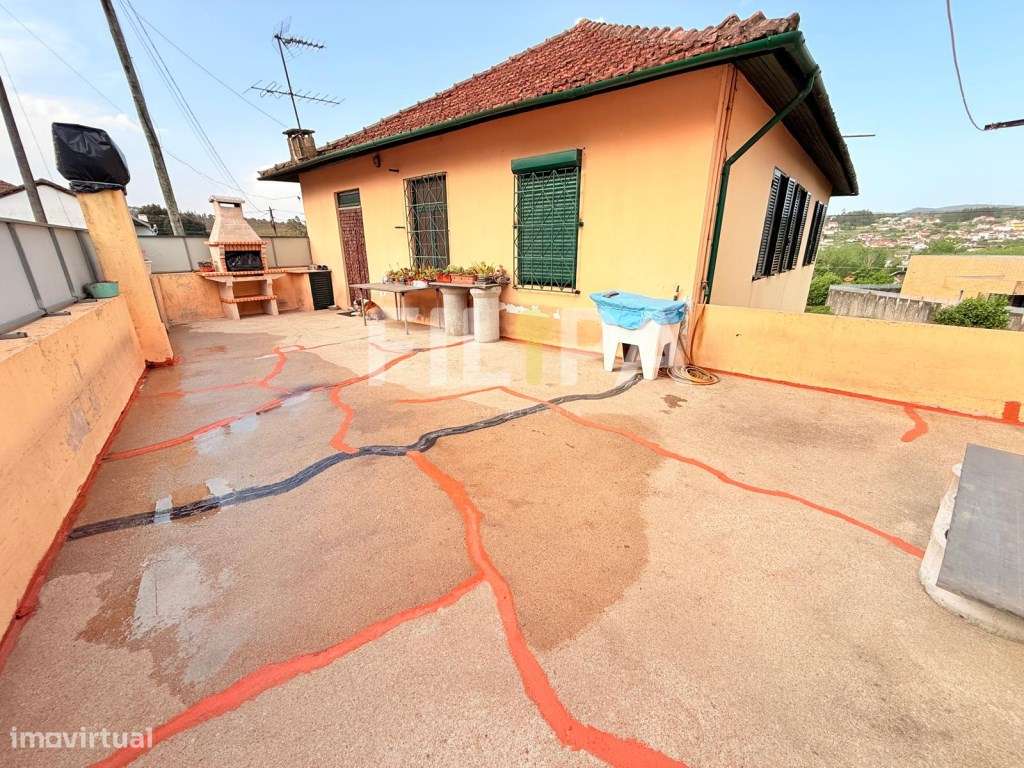 Moradia com 4 frentes no centro de Recarei - espaço, luz e excelent...-3