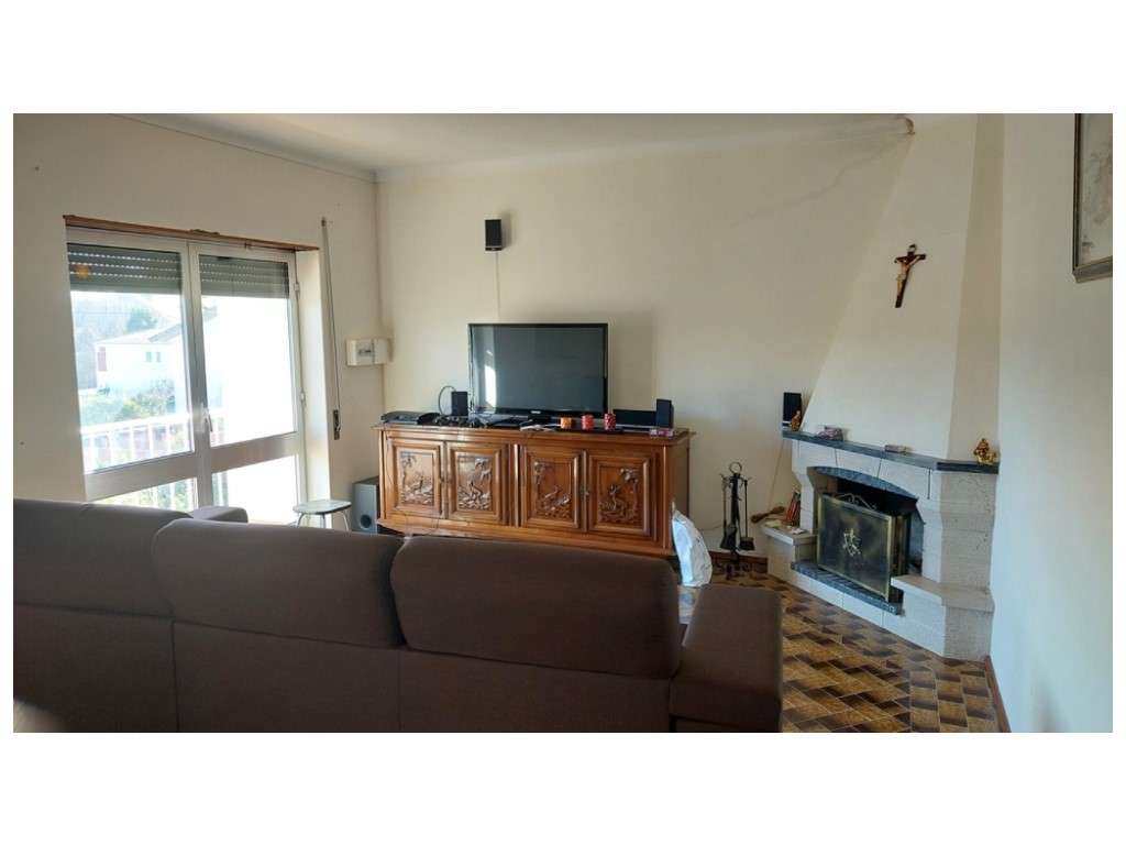 Moradia T3+3 individual no Lameiro - Carvide-15